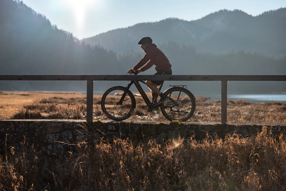 Tour mit dem corratec E-Trekking Bike am Seeufer