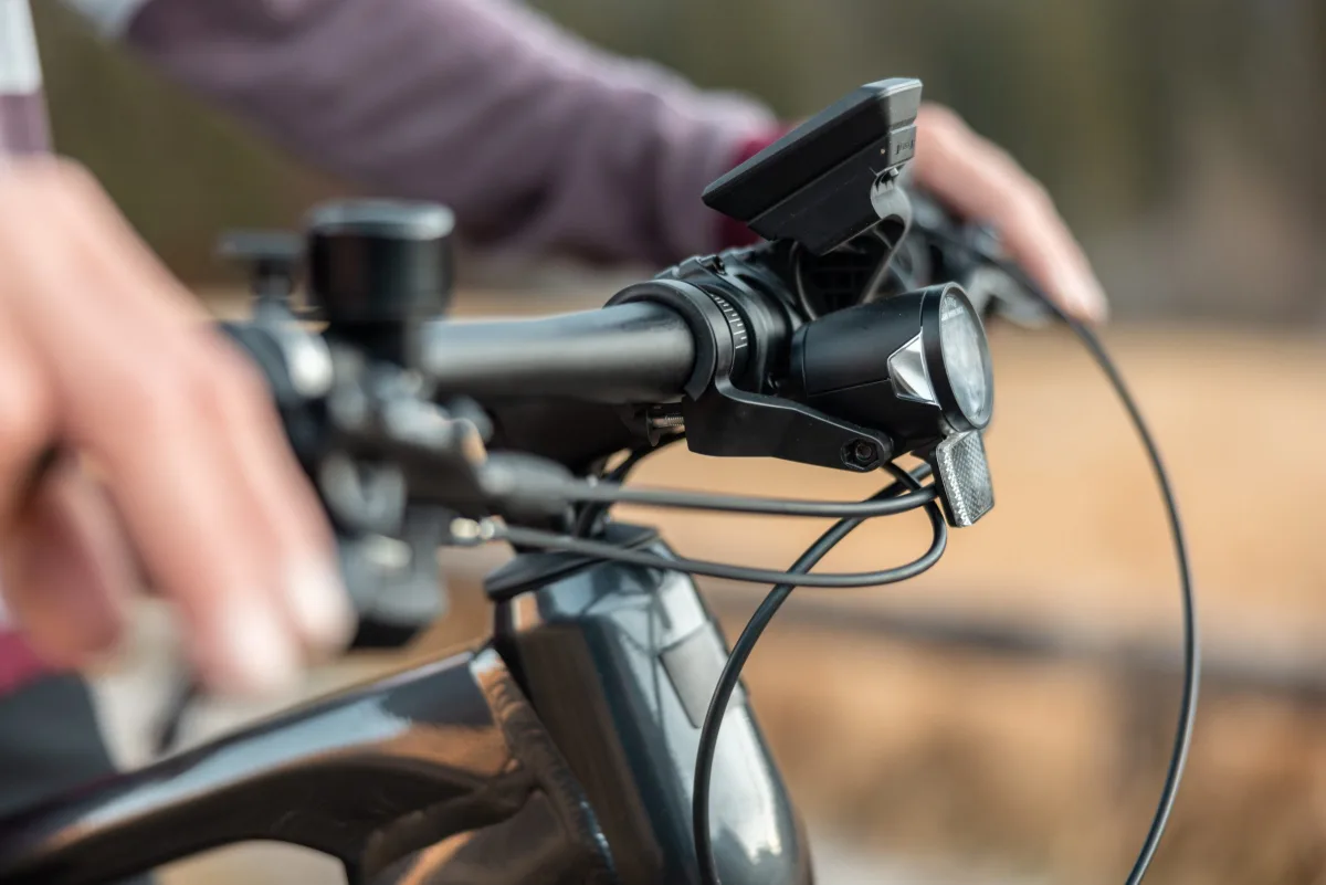 Cockpit eines corratec E-Trekking Bikes mit Display