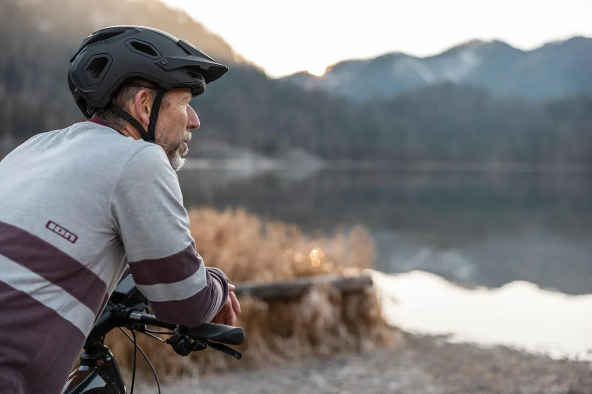 Fahrer mit corratec E-Trekking Bike blickt auf einen Bergsee