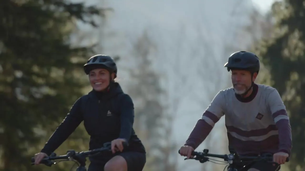 Zwei lachende Fahrer auf corratec E-Trekking Bikes