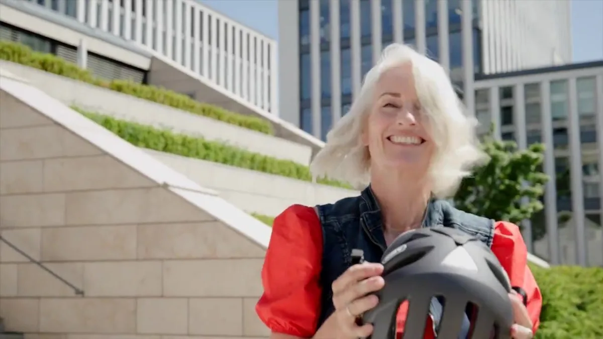 Frau mit Helm vor der Fahrt mit dem Life S