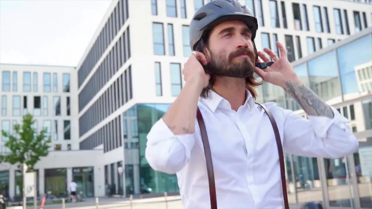 Mann setzt vor der Fahrt mit dem Life S den Helm auf