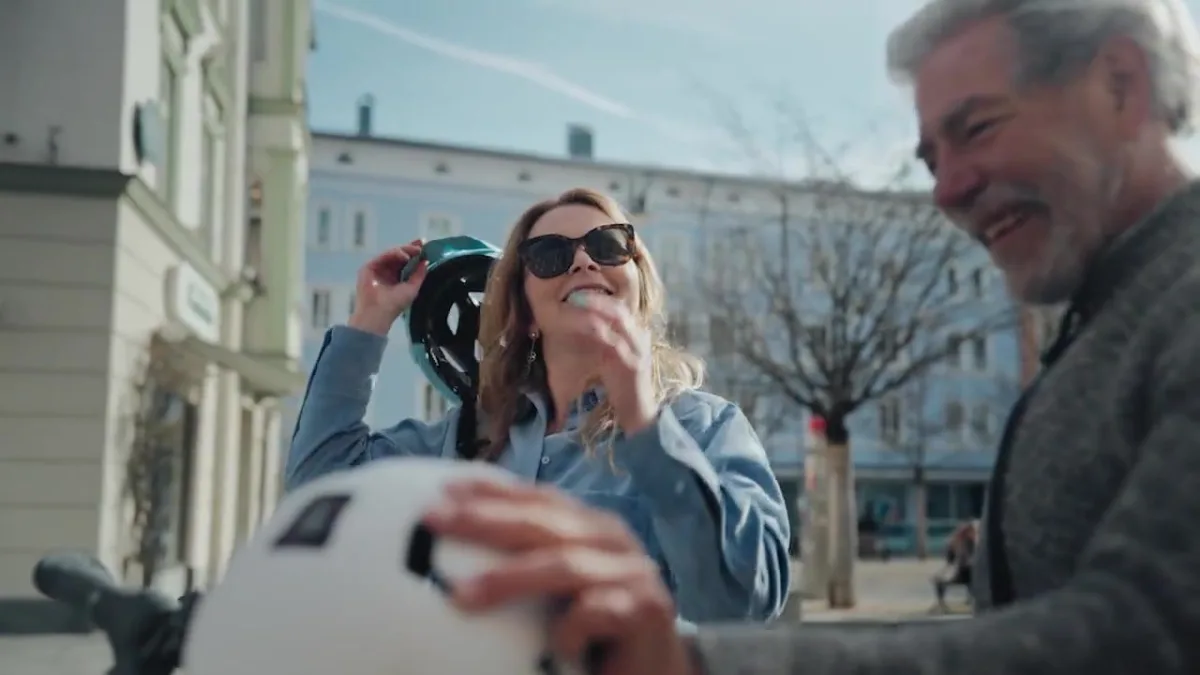 Paar mit Helm vor der Fahrt mit dem corratec Life