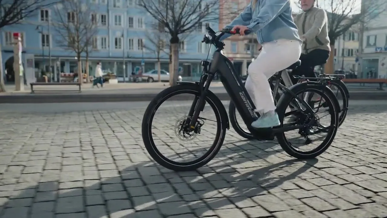 Zwei corratec Life E-Bikes in der Altstadt