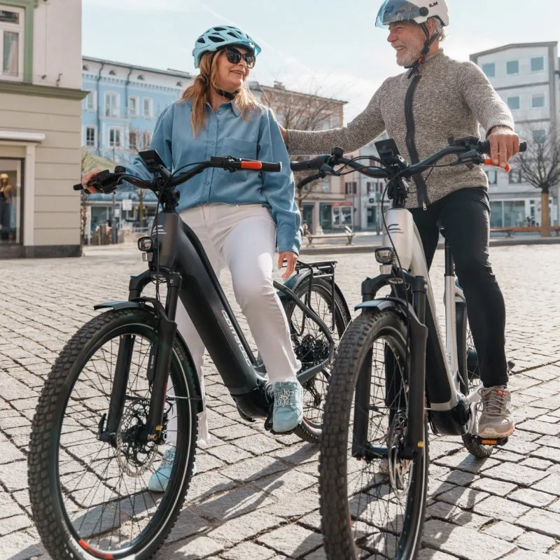 Paar mit zwei corratec Life E-Bikes
