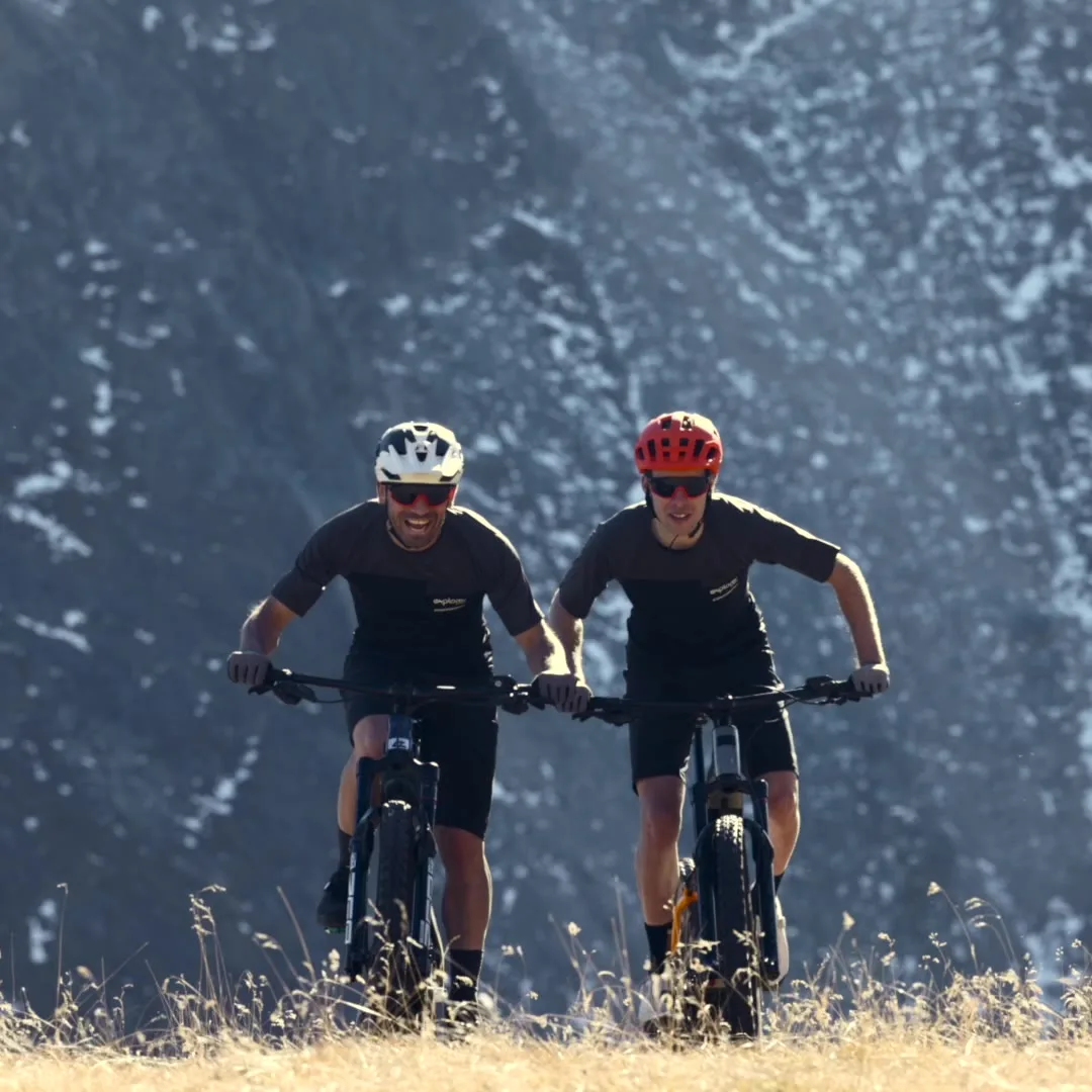 Zwei Rider im Uphill