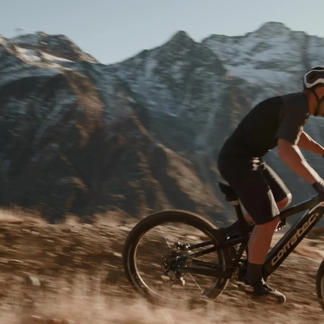 Rider in den Alpen auf dem E-Power RS