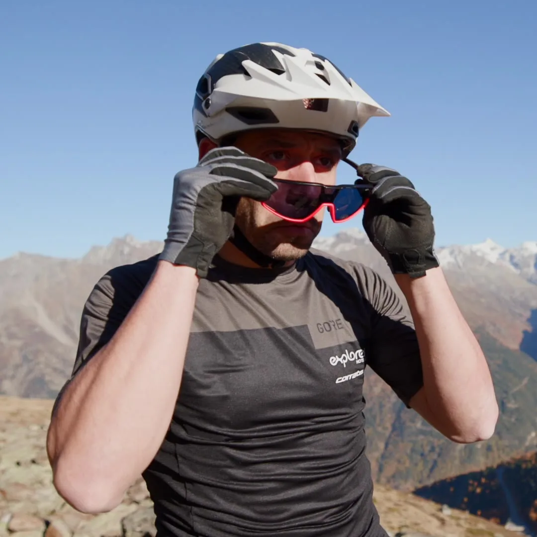 Rider zieht die Brille auf