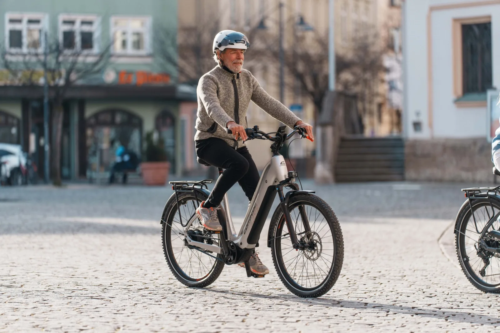 Radfahrer auf dem corratec Life in der Altstadt